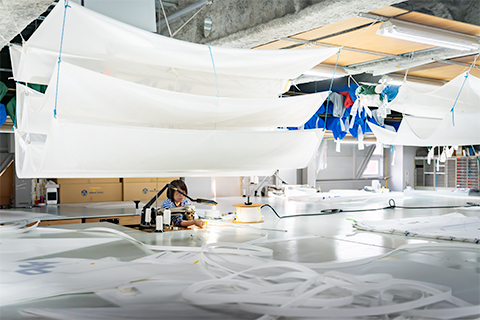 セールの縫製は「ロフト」でおこなう